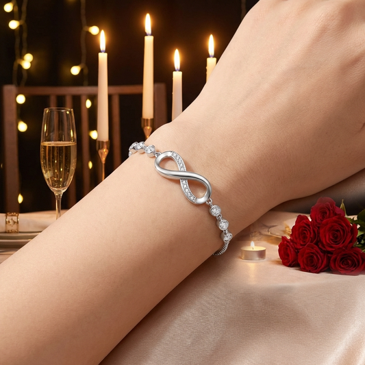 Bracciale infinito argento 925 indossato polso atmosfera romantica candele rose
