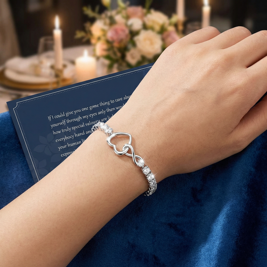 Bracciale infinito argento 925 zirconi indossato polso donna atmosfera romantica candele