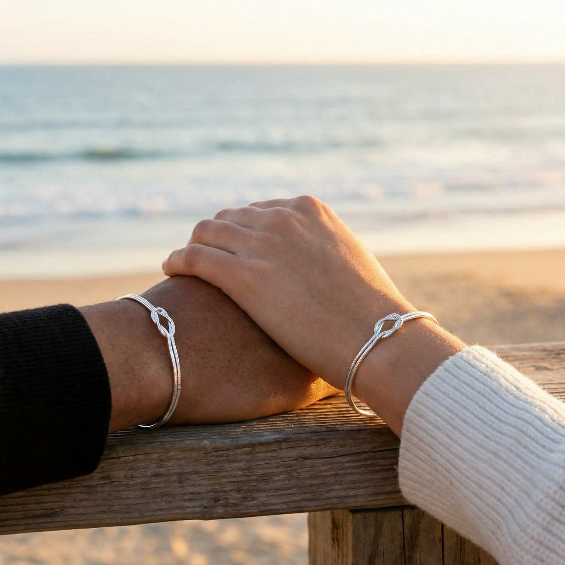 Bracciali coppia nodo infinito argento 925 indossati mani unite simbolo amore